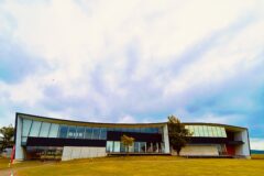 鯨をイメージした建物「木の屋石巻水産美里町工場」へ行ってきました！