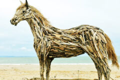 野蒜海岸に流木で制作された馬の像が登場！
