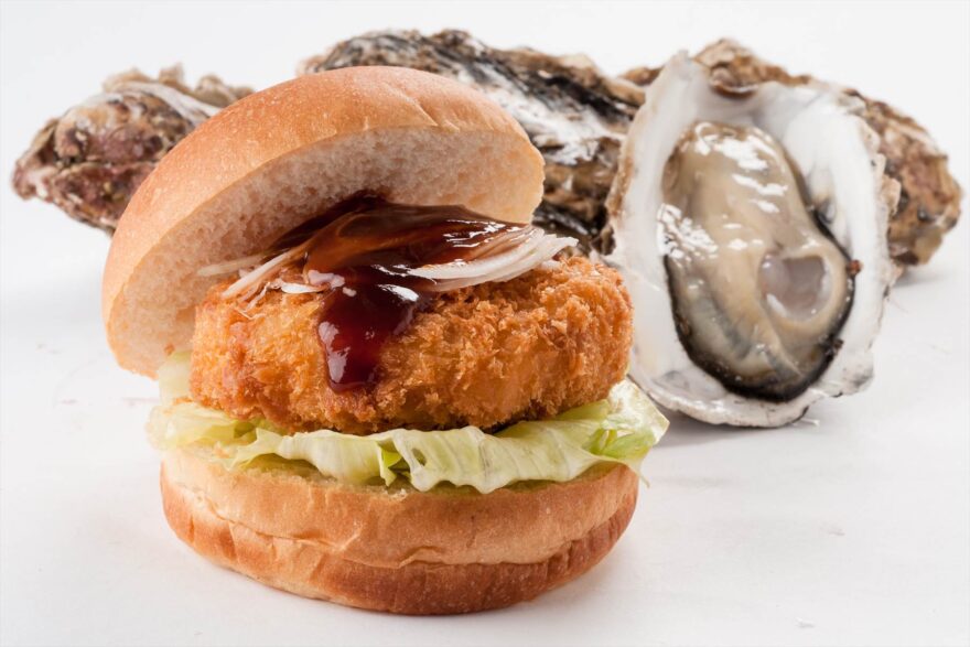 松島の松島さかな市場名物「松島かきバーガー」